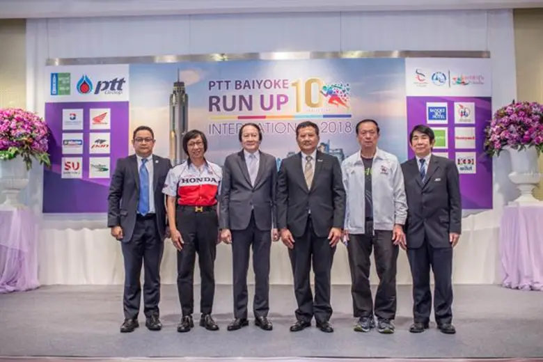 พันธ์เลิศ ใบหยก (ที่3จากซ้าย) ประธานกลุ่ม...