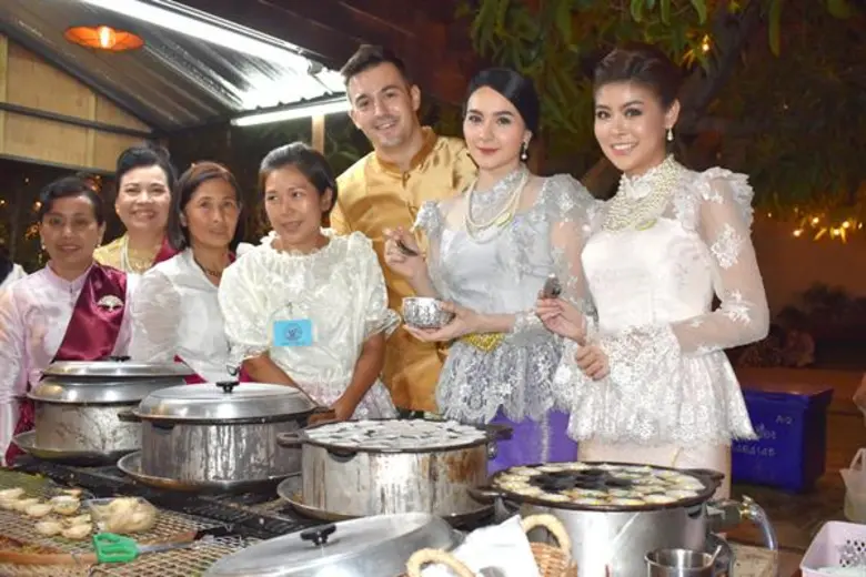 ลาดา-เพลง อาร์สยาม งามอย่างไทย ชวนเที่ยวงาน “อุ่นไอรัก คลายความหนาว”