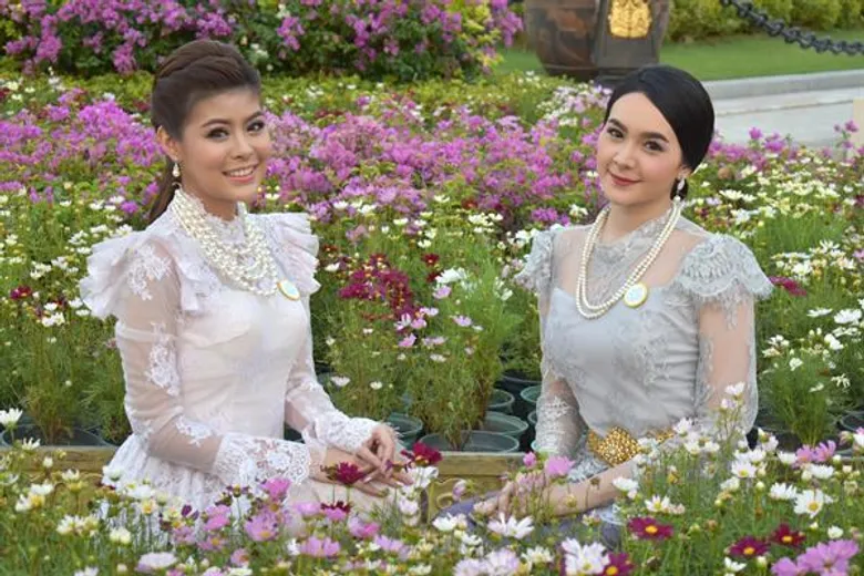 ลาดา-เพลง อาร์สยาม งามอย่างไทย ชวนเที่ยวงาน “อุ่นไอรัก คลายความหนาว”