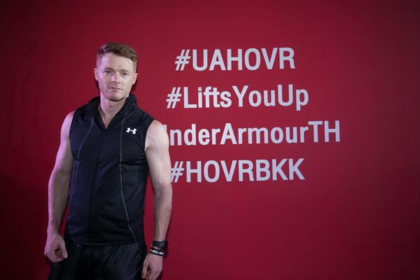 Gravity holds you down. HOVR lifts you up HOVR รองเท้าวิ่งใหม่ให้ความรู้สึกไร้แรงโน้มถ่วง ประสิทธิภาพการวิ่งนานขึ้น ถีบตัวสูงขึ้น การเคลื่อนไหวที่เฉียบคมมากขึ้น