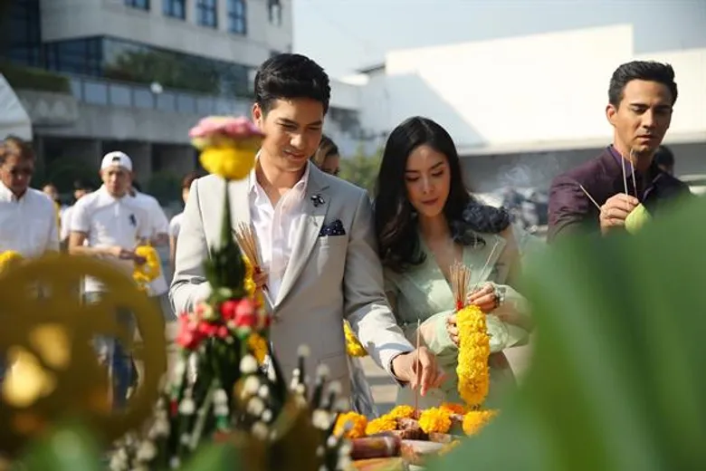 เจ เอส แอล ฯ บวงสรวง ละครเรื่องใหม่ “เล่ห์รักบุษบา” จับคู่สุดฟิน 'ไมค์-พีค’ เตรียมลงจอ 7 สี