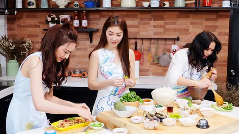 ทีวีไกด์: รายการ "เลดี้ก้นครัว" ประชันฝีมือทำครัว แซ่บนัว รัวๆ กับเลดี้ก้นครัว และ “แคร์ ฉัตรฑริกา”