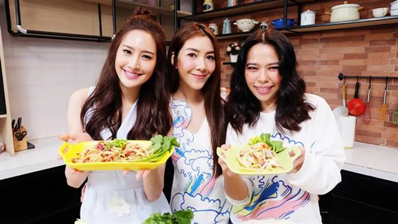 ทีวีไกด์: รายการ "เลดี้ก้นครัว" ประชันฝีมือทำครัว แซ่บนัว รัวๆ กับเลดี้ก้นครัว และ “แคร์ ฉัตรฑริกา”
