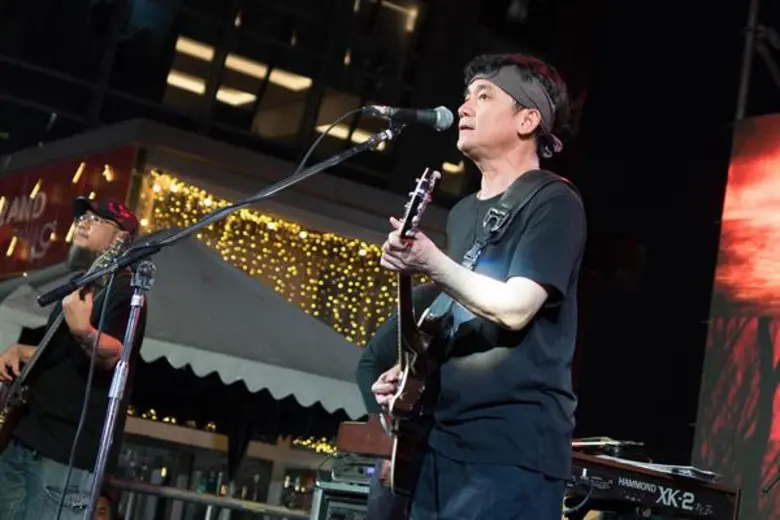 คอนเสิร์ต "50 ปี คำภีร์ ผีโรงเย็น" แถลงข่าวสุดอบอุ่นแบบใกล้ชิดแฟนเพลง ริมแยกรัชดาฯ-พระราม 9 “ปู พงษ์สิทธิ์ คำภีร์” การันตีขนเพลงเล่นสดร่วมๆ 30 เพลง พร้อมดูแลแฟนเพลงใกล้ชิด สมเป็นคอนเสิร์ตกลางแจ้งครั้งยิ่งใหญ่