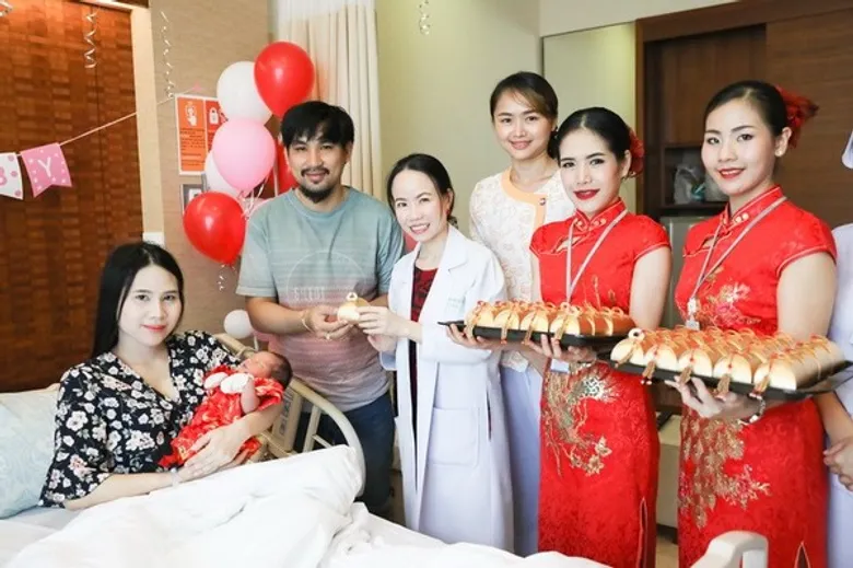 โรงพยาบาลกรุงเทพพัทยาต้อนรับเทศกาลตรุษจีน ปีจอ 2561 เนรมิตบรรยากาศและมอบของขวัญแทนความปรารถนาดี