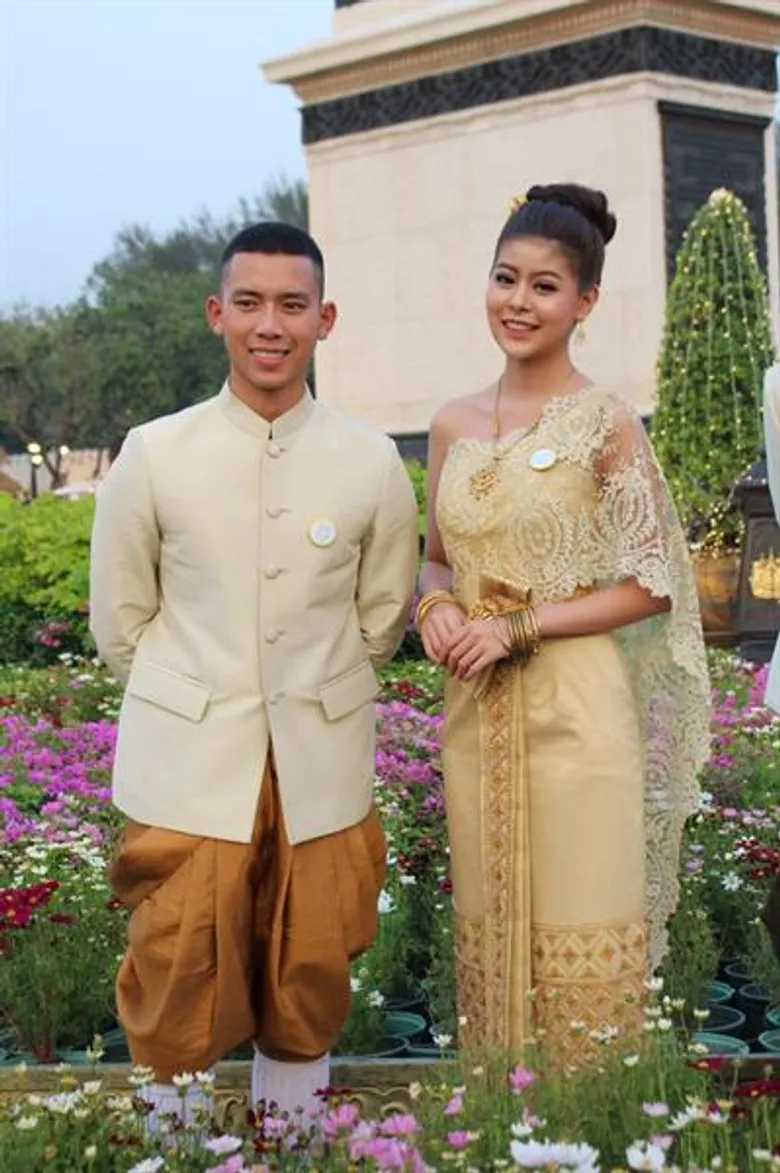 เบิ้ล ปทุมราช อาร์สยาม ฉีกลุค ย้อนยุค ในงาน อุ่นไอรัก คลายความหนาว แฟนๆ แห่ถ่ายภาพ