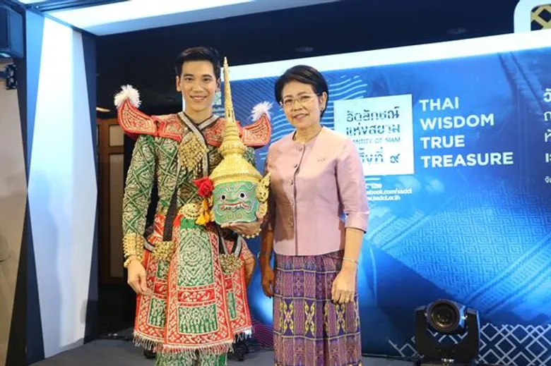 "อาร์ม-กรกันต์ โชว์ศิลปะเชิดหุ่นคน สุดตะลึงผลงานล้ำค่า ในงาน “อัตลักษณ์แห่งสยาม ครั้งที่ ๙” เปิดขุมทรัพย์แห่งภูมิปัญญางานหัตถศิลป์สุดยิ่งใหญ่อลังการ รวมครูศิลป์ของแผ่นดินมากที่สุดในประเทศ