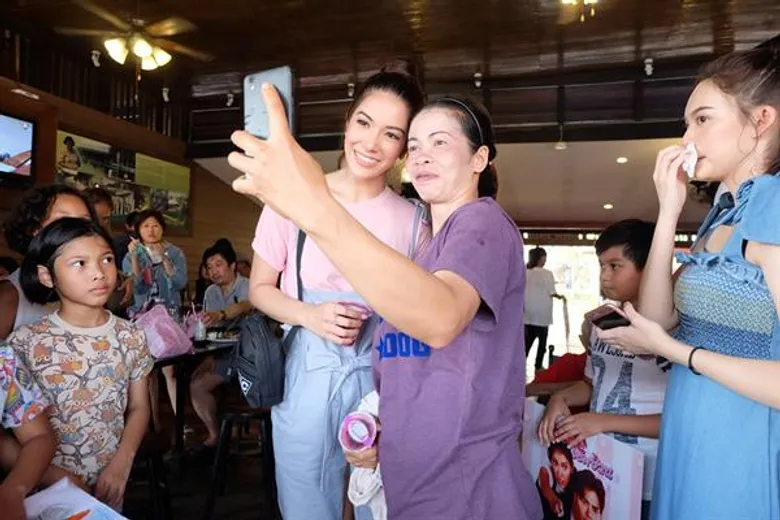 กบ ปภัสรา ทีมนักแสดง “แม่สื่อจอมป่วน” บุกตลาดน้ำอัมพวา แฟนๆ ละครให้การตอบรับอย่างอบอุ่น!!!