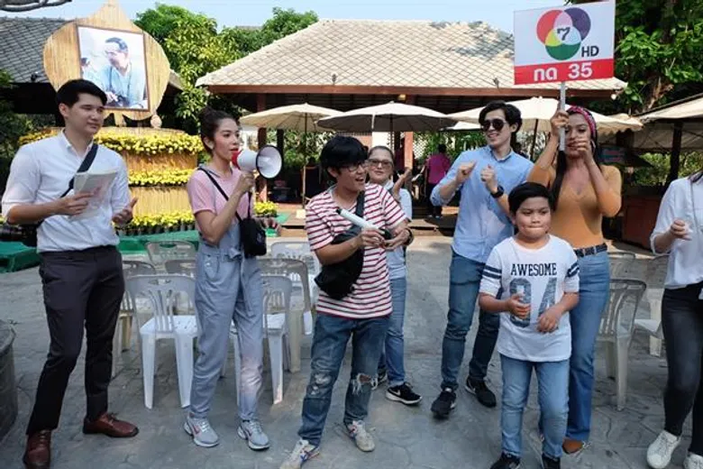 กบ ปภัสรา ทีมนักแสดง “แม่สื่อจอมป่วน” บุกตลาดน้ำอัมพวา แฟนๆ ละครให้การตอบรับอย่างอบอุ่น!!!