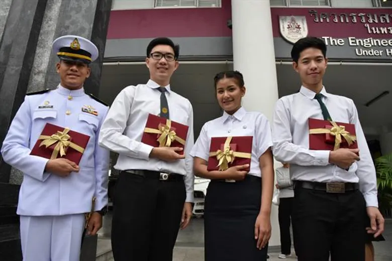 42 นิสิตนักศึกษาทั่วประเทศ รับพระราชทานเหรียญรางวัลเรียนดีจากในหลวง