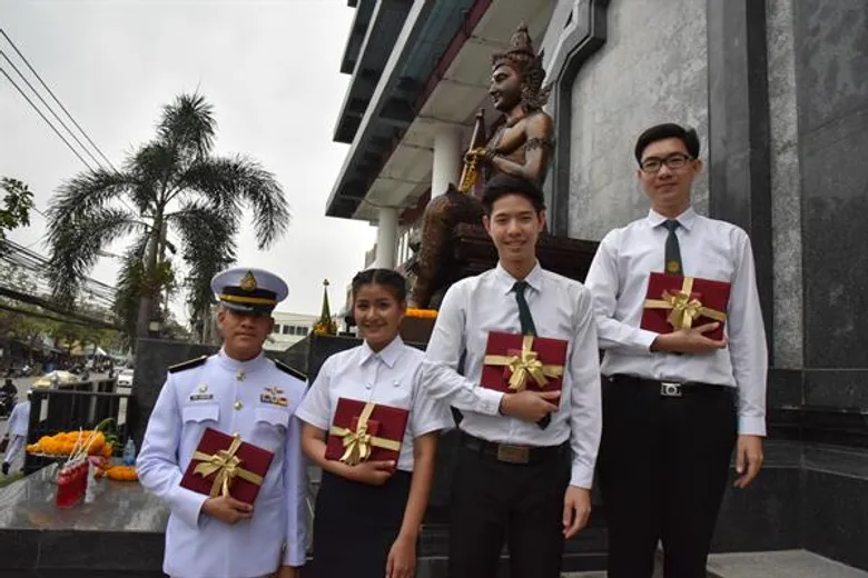 42 นิสิตนักศึกษาทั่วประเทศ รับพระราชทานเหรียญรางวัลเรียนดีจากในหลวง