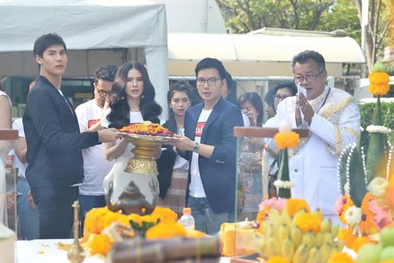 เอ วราวุธ แห่ง เซ้นส์ เอนเตอร์เทนเมนท์ นำทีมนักแสดง “บอส – แก้วใส – พลอย – อ้น” บวงสรวงละคร “คลื่นผีป่วน”
