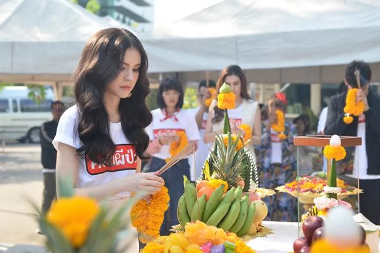เอ วราวุธ แห่ง เซ้นส์ เอนเตอร์เทนเมนท์ นำทีมนักแสดง “บอส – แก้วใส – พลอย – อ้น” บวงสรวงละคร “คลื่นผีป่วน”