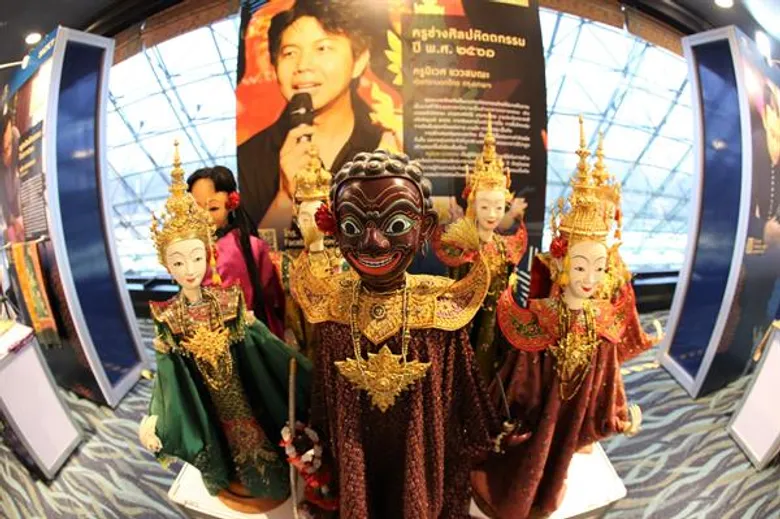 ชมงานศิลปะที่รวบรวมครูช่างศิลป์ของแผ่นไว้มากที่สุดในประเทศ วันพฤหัสบดีที่ ๒๒ กุมภาพันธ์ ณ ห้องบอลรูม ศูนย์การประชุมแห่งชาติสิริกิติ์ สื่อมวลชนลงทะเบียนเวลา ๑๐.๐๐ น. เริ่มงานเวลา ๑๑.๐๐ น.