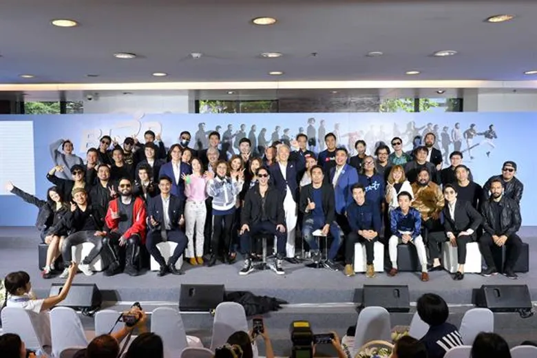 “เบิร์ด-ธงไชย” สุดยอด สร้างปรากฏการณ์ .... “ตึกแตก” กอดคอ 8 ศิลปินแถลงเปิดอัลบั้ม “เบิร์ด มินิ มาราธอน”