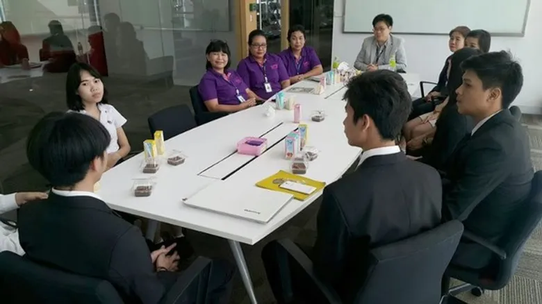 ผู้บริหารสำนักหอสมุด ม.ศรีปทุม รับฟังรายงานสรุปการฝึกงาน นศ.ม.ราชภัฎจันทรเกษม