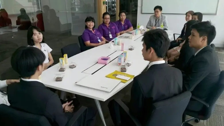 ผู้บริหารสำนักหอสมุด ม.ศรีปทุม รับฟังรายงานสรุปการฝึกงาน นศ.ม.ราชภัฎจันทรเกษม
