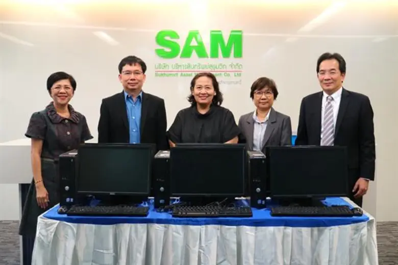นางฐิติมา รุ่งขวัญศิริโรจน์ (คนกลาง) กรรมการผู้จัดก...