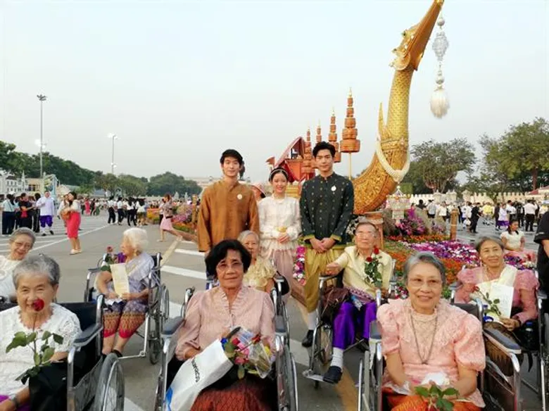ศิลปินแกรมมี่ เชิญชวนแต่งกายชุดไทยย้อนยุค ร่วมงาน “อุ่นไอรัก คลายความหนาว” ณ พระลานพระราชวังดุสิต และสนามเสือป่า