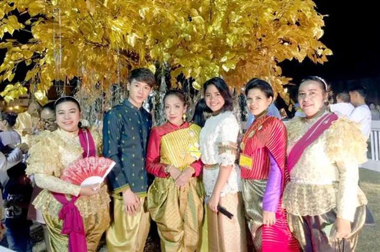ศิลปินแกรมมี่ เชิญชวนแต่งกายชุดไทยย้อนยุค ร่วมงาน “อุ่นไอรัก คลายความหนาว” ณ พระลานพระราชวังดุสิต และสนามเสือป่า