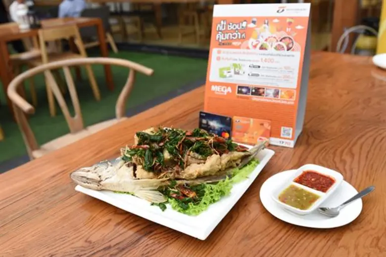 ลูกค้าบัตรธนชาตฟินกับเมนูปลากะพงเพียง 250 บาทที่ร้านบ้านหญิง เมกาบางนา