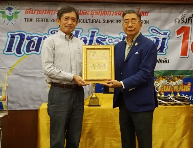 นายเคียวซุเกะ ซาซากิ (ทางซ้าย ) ประธานเจ้าหน้าที่บร...