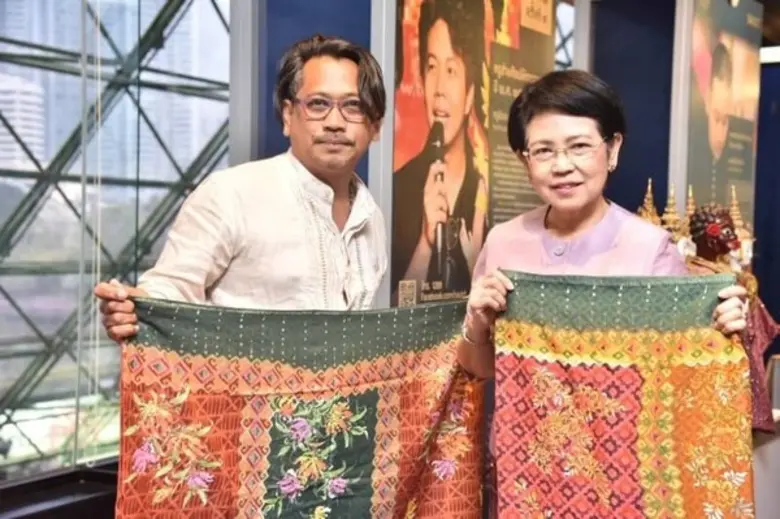 "ผ้าปะลางิง" เป็นผ้าทอมือที่ใช้เทคนิคการพ...