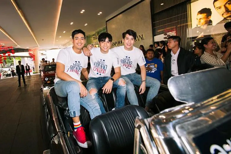 นิตยสารสุดสัปดาห์ ฉลองวันเกิดก้าวสู่ปีที่ 36 รวมพลัง 16 คนหล่อรักบ้านเกิด แถลงข่าวในโครงการ “สุดสัปดาห์คนหล่อขอทำดีปี 11”