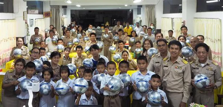 คิง เพาเวอร์ ไทย เพาเวอร์ พลังคนไทย กับความสำเร็จของโครงการ 'ล้านลูก ล้านพลัง สร้างฝันเด็กไทย ปีที่ 1’ แจกลูกฟุตบอลแก่เยาวชนไทยในทุกภูมิภาคเพื่อส่งเสริมและพัฒนาเยาวชนไทยสู่เวทีนักเตะระดับโลก