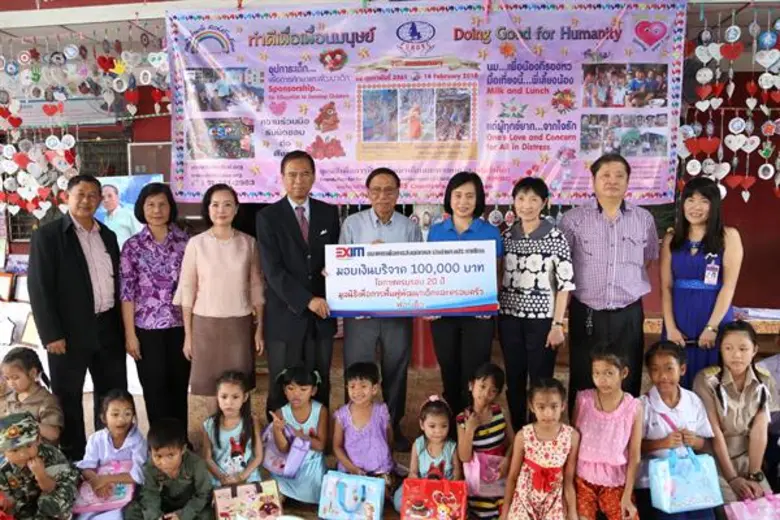 นางวรรธนา มงคลศรี (ที่ 4 จากขวา) รองกรรมก...