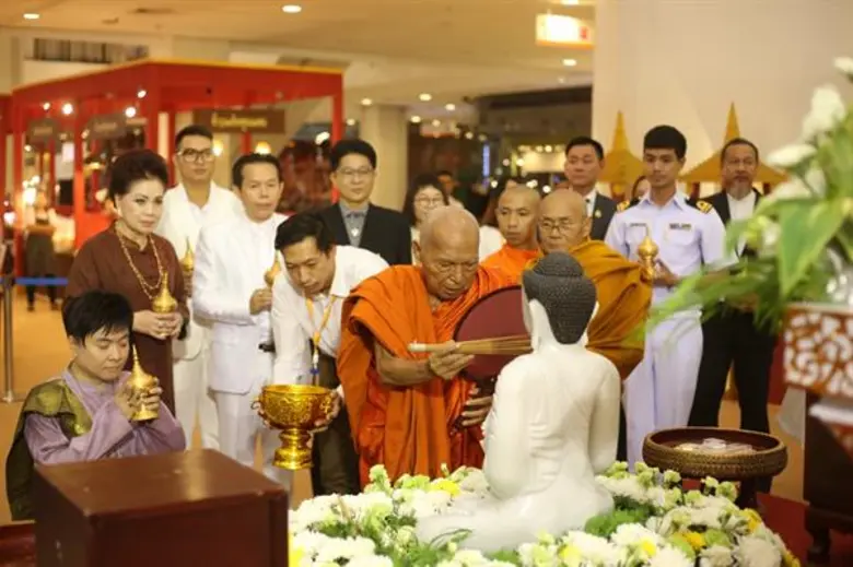 มงคลแก่ชีวิต!! ดร.ทวีศักดิ์ เข้ารับประทานพระบรมสารีริกธาตุ สมเด็จพระสังฆะแห่งสหภาพเมียนมาร์ ร่วมกับ ออฟ พงษ์พัฒน์ และ ก้อย รัชวิน