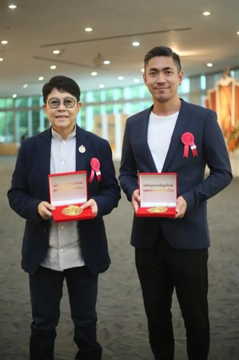 ปิ่น ณัฎฐนันท์ ควงผู้กำกับฯ ฟิวส์ กิตติศักดิ์ พร้อมด้วยคนบันเทิงเข้ารับรางวัล “เหรียญทองเชิดชูเกียรติ”