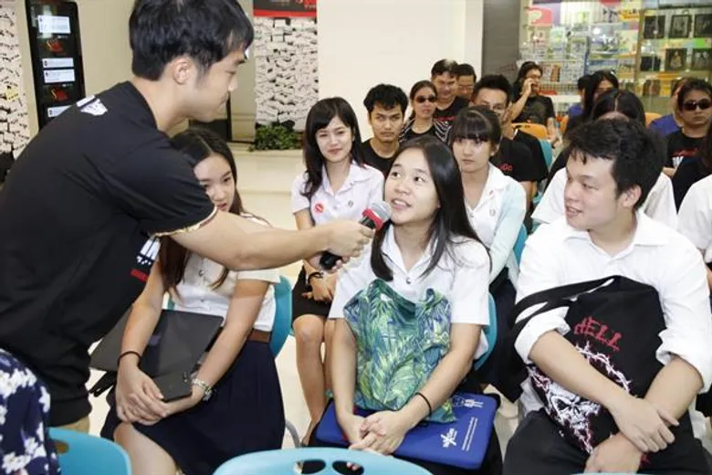 ก้าวสู่ความสำเร็จปีที่ 8 “บทเรียนในความมืด : Dialogue in the Dark” นิทรรศการที่มองไม่เห็น