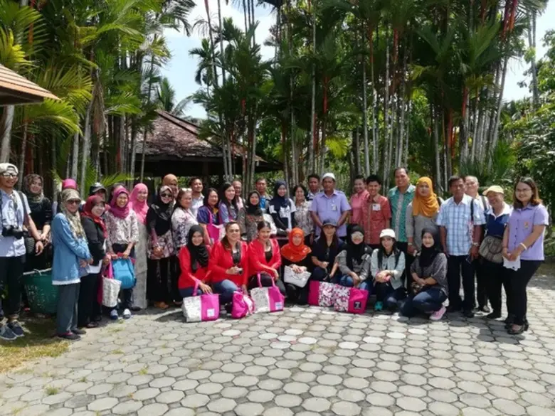 เจ้าหน้าที่ศูนย์ศึกษาการพัฒนาพิกุลทองฯ ให...