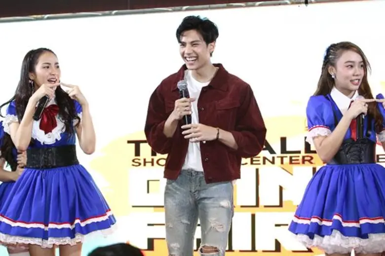 “แบงค์ ธิติ” โชว์สเต๊ปมุ้งมิ้ง กับเกิร์ลไอดอลกรุ๊ป “SWEAT16” ในงานโอกินาว่า แฟร์ฯ