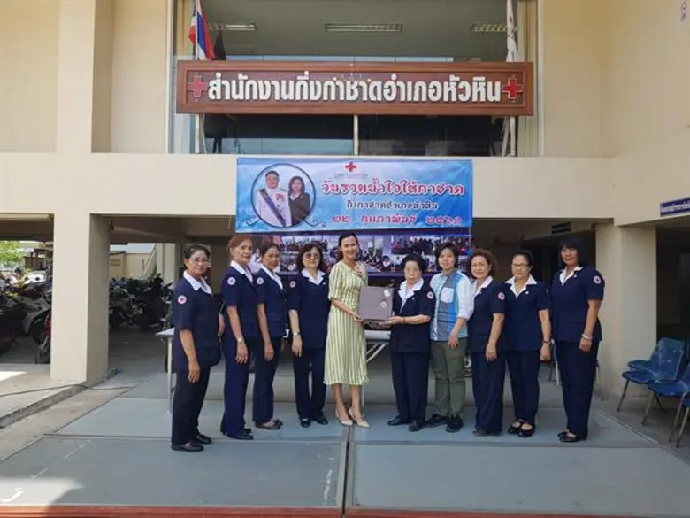 นางสาวลภัสรดา เกิดสุข (ที่ 5 จากซ้าย) ผู้ประสานงานฝ...