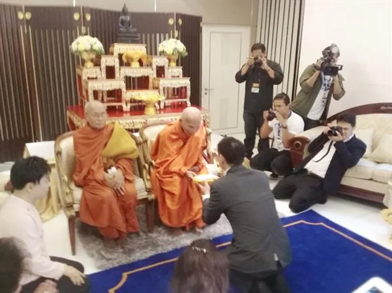 ดร.ทวีศักดิ์ ถวายเงินสมเด็จพระสังฆนายกแห่งสหภาพเมียนมาร์