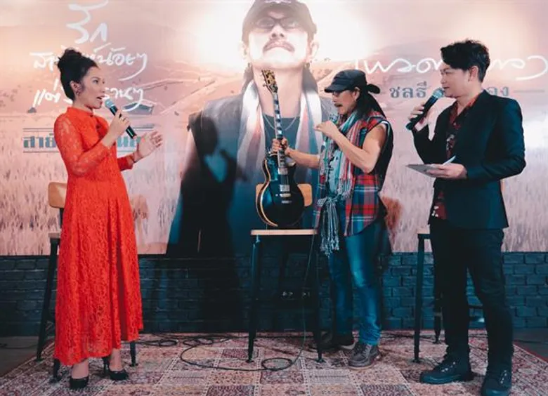 “แอ๊ด คาราบาว” เปิดตัวสองอัลบั้มเพลงลูกทุ่ง ด้วยความอบอุ่น... “ครูเพลงชลธี ธารทอง และครอบครัวของสายัณห์ สัญญา” ร่วมแสดงความชื่นชม ก่อนโชว์เพลงปิดท้ายสุดประทับใจ