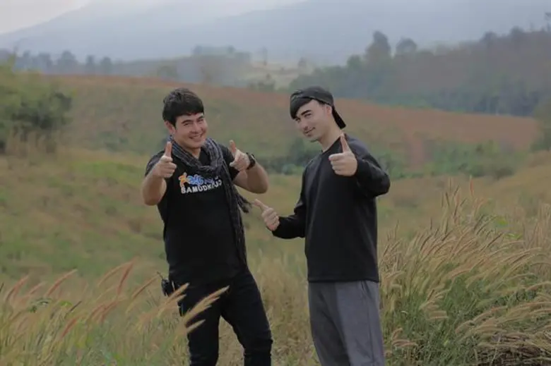 ทีวีไกด์: รายการ "สมุดโคจร On The Way" จ๊อบ – เจมส์ ชวนคุณหลงมนต์เสน่ห์แห่งเชียงคาน ในรายการ สมุดโคจร On The Way