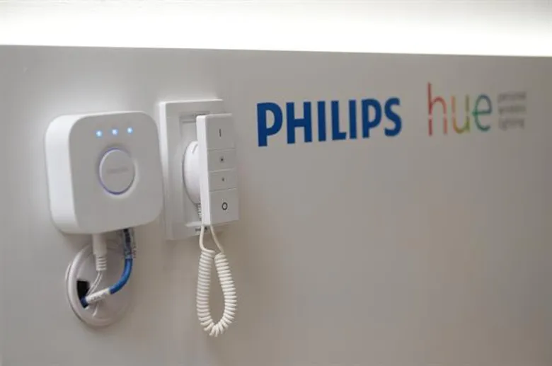 ถึงเวลาเผยโฉมนวัตกรรม “ฟิลิปส์ ฮิว (Philips Hue)” เปลี่ยนหลอดไฟให้เป็นแก็ดเจ็ตสุดเจ๋ง ด้วยคอนเซ็ปต์ “จุดความสว่างให้บ้านสมาร์ท” (Light your home smarter) สั่งการผ่านแอพพลิเคชันเปลี่ยนสีไฟได้มากถึง 16 ล้านเฉดสี!