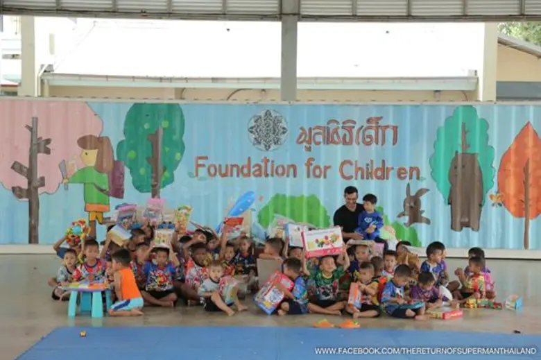 ข่าวซุบซิบ: น้องวิน ลูกผู้พันเบิร์ด ซูเปอร์ฮีโร่ตัวจริง มอบของบริจาคมูลนิธิเด็ก ใน The Return of Superman Thailand 2