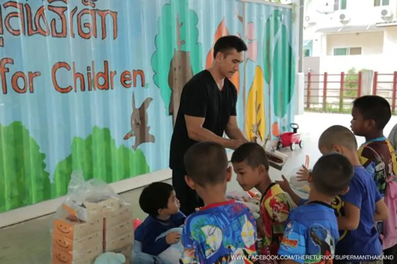 ข่าวซุบซิบ: น้องวิน ลูกผู้พันเบิร์ด ซูเปอร์ฮีโร่ตัวจริง มอบของบริจาคมูลนิธิเด็ก ใน The Return of Superman Thailand 2