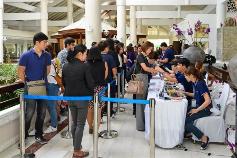 รายการ “อายุน้อยร้อยล้าน” เปิดโครงการสัมมนา On Tour “ก้าวสู่ผู้นำเทรนด์ธุรกิจ หลากมุมคิด พิชิตร้อยล้าน” ในจังหวัดภูเก็ต ณ โรงแรมถาวรปาล์ม บีช รีสอร์ท