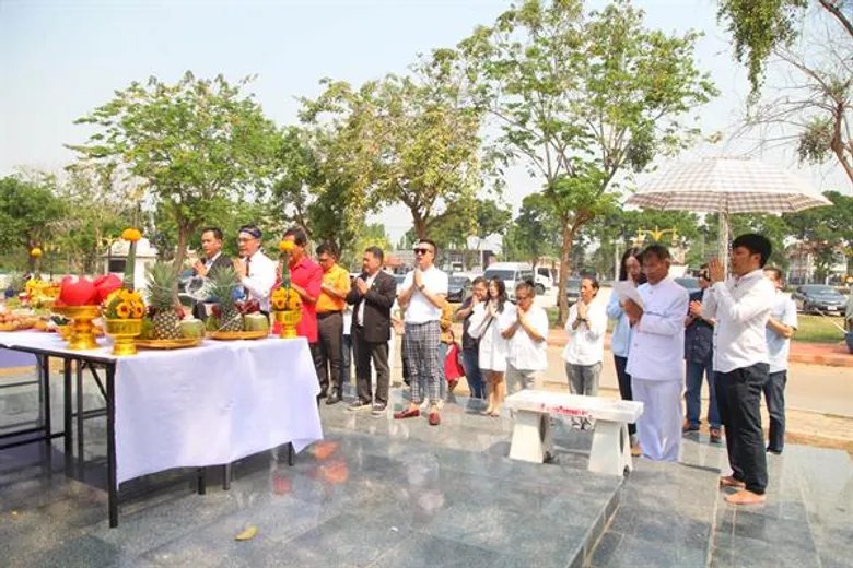 บวงสรวงรูปปั้นนายขนมต้ม เปิดเวทีแห่งศักดิ์ศรี “อะเมซิ่งมวยไทยแชมป์เปี้ยน” ย้อนรำลึกมวยไทยปลดแอกเชลย