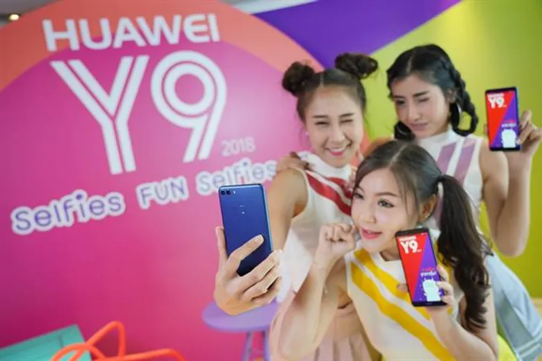 HUAWEI Y9 2018 เปิดตัวสเปคแรงในราคาเบาๆ พร้อมดึง 'JayTheRabbit’ และ 'คนอะไรเป็นแฟนหมี’ เป็นพรีเซนเตอร์ ตัวแทนคนยุคโซเชียล