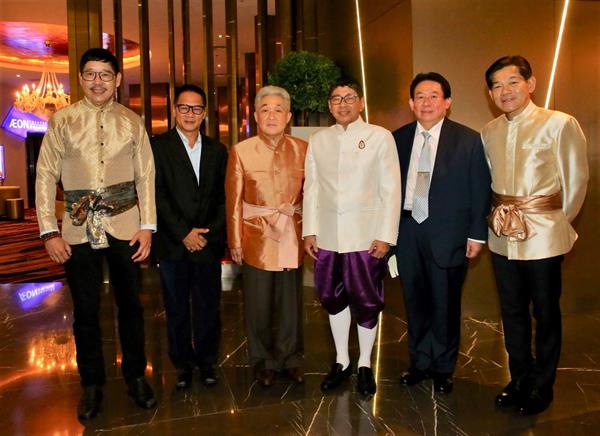 กิจกรรม “บุพเพสันนิวาส สุขใจ ประทับจิต” คนดังร่วมเจรจาพาที ส่องคันฉ่องมองบุพเพสันนิวาส ปรากฏการณ์แห่งสยามประเทศ พร้อมชมสดละครบนจอยักษ์ในโรงภาพยนตร์ไอแมกซ์ครั้งแรกในไทย