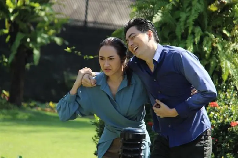 “ยีน” อ่วม  จมน้ำจนขมปาก “ฟิล์ม” ชิลล์ นอนสบาย ผายปอด