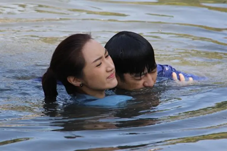“ยีน” อ่วม  จมน้ำจนขมปาก “ฟิล์ม” ชิลล์ นอนสบาย ผายปอด
