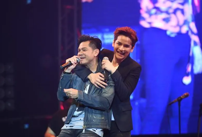 “เต๋า-สมชาย” แบทเทิลดวลไมค์ “เต๋า-เศรษฐพงศ์” “นุ๊ก-ซานิ” แจมเซอร์ไพรส์ “น้องสมใจ-น้องสุขใจ” ถือป้ายไฟเชียร์พ่อเต๋า