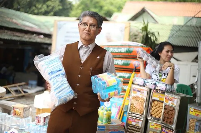 นายอำนาจ หมัดสดาย นำทีมดาราจิตอาสา ร่วมบริจาคของที่วัดพระบาทน้ำพุ